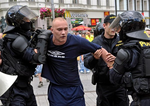 riot_police_officers_arrest_a_man_after_a_group_of_4866ea3d5a.JPG