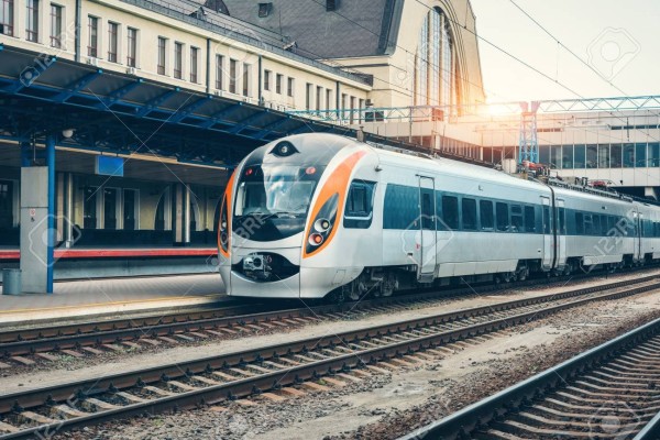 79726825-train-à-grande-vitesse-à-la-gare-au-coucher-du-soleil-en-europe-train-interurbain-moderne-sur-la.jpg